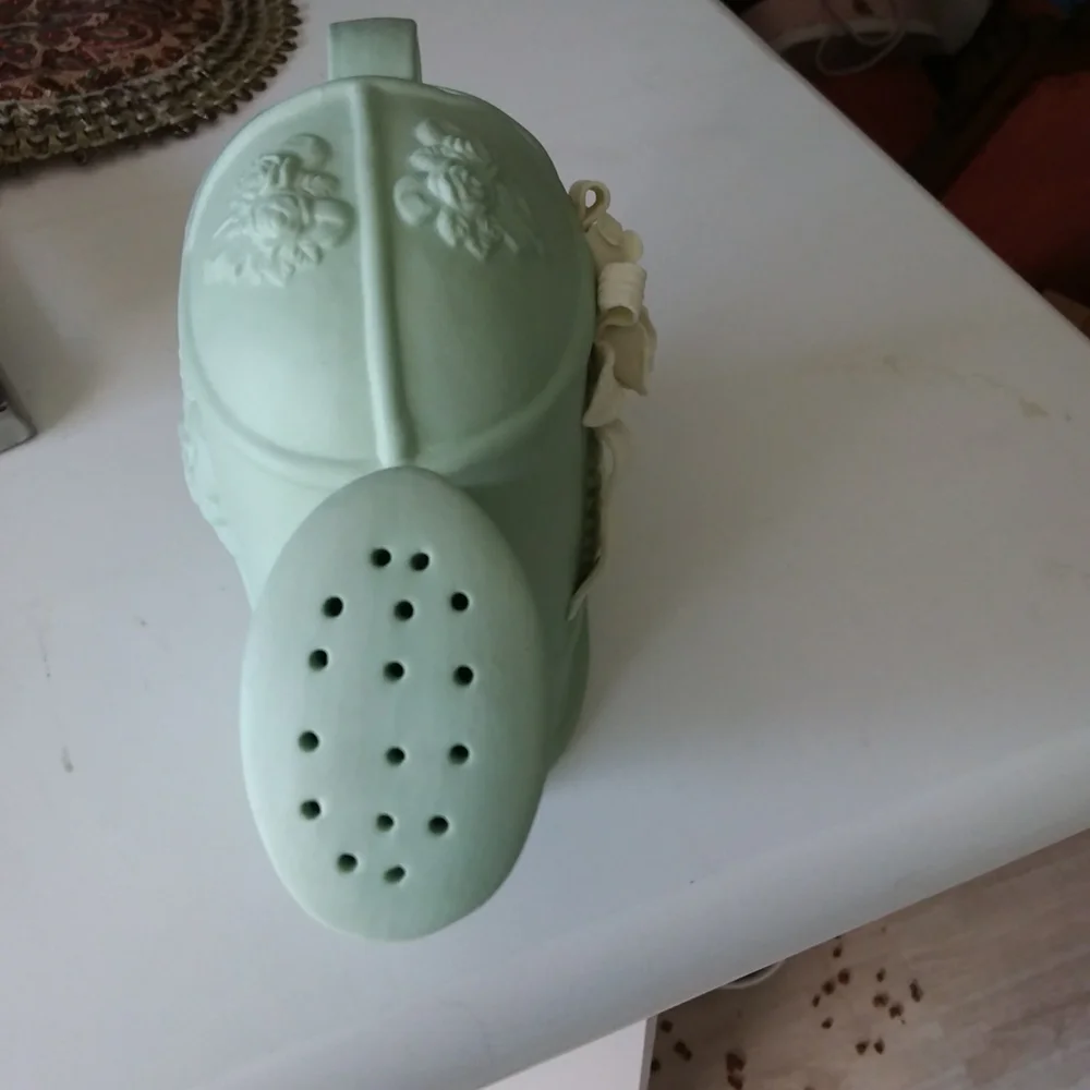 Stunning Porcelain Fully Functional Flower Watering Pot! - Picture 6 of 11